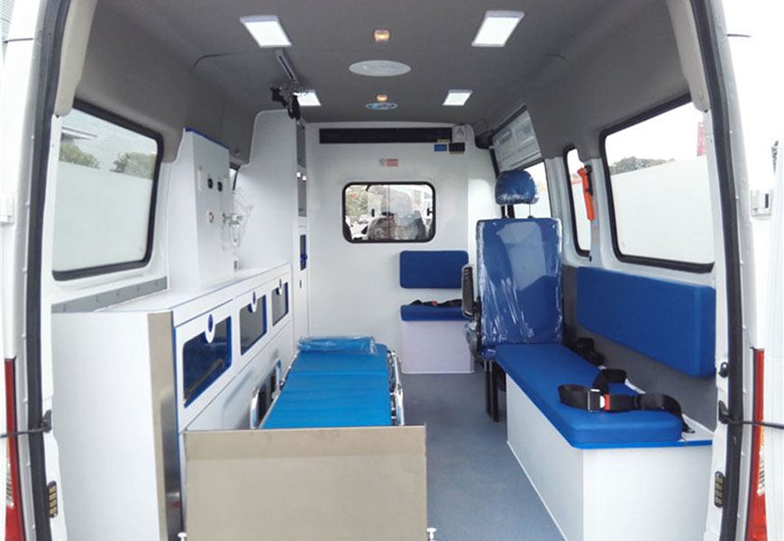 國六大通V80長軸中頂轉(zhuǎn)運型救護車