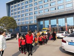隨州齊星幼兒園參觀程力集團學(xué)習(xí)專用汽車