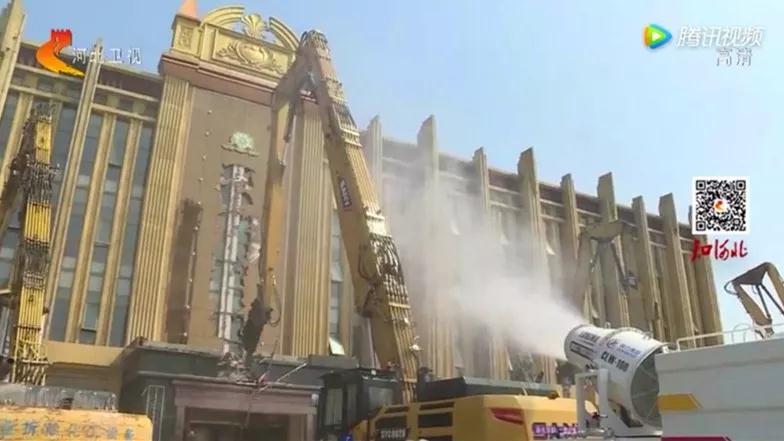 程力抑塵車助力雄安綠色環(huán)保第一拆大顯身手，被央視等電視臺(tái)主流媒體重點(diǎn)報(bào)道