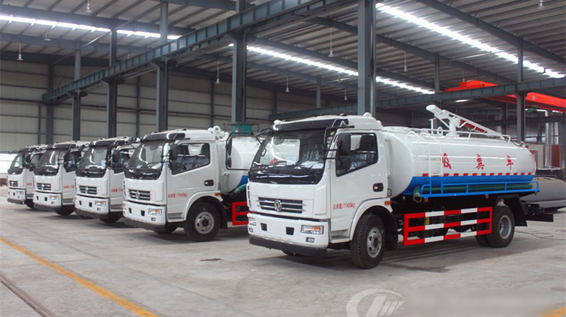 大連客戶在程力公司訂購25臺東風(fēng)多利卡吸糞車