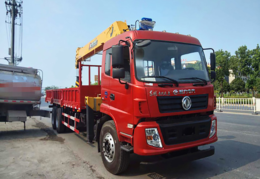 東風(fēng)專(zhuān)底后雙橋程力12噸隨車(chē)吊